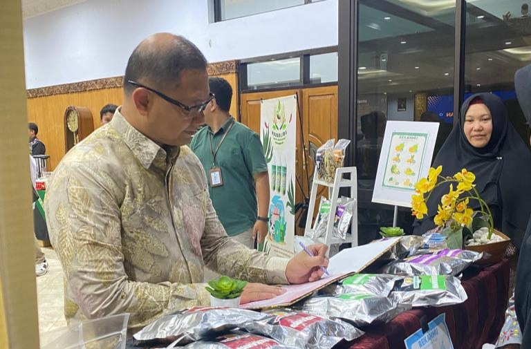 Aneka Kripik SMK Mugas Dapat Apresiasi Dinas Pendidikan Jatim 1 Aneka Kripik SMK Mugas Dapat Apresiasi Dinas Pendidikan Jatim 1