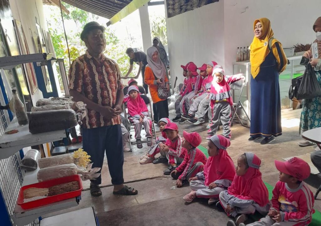 Bersama Lazismu-Diknas Kota Malang, TK ABA 13 Outing Class Edu Park UMM 3