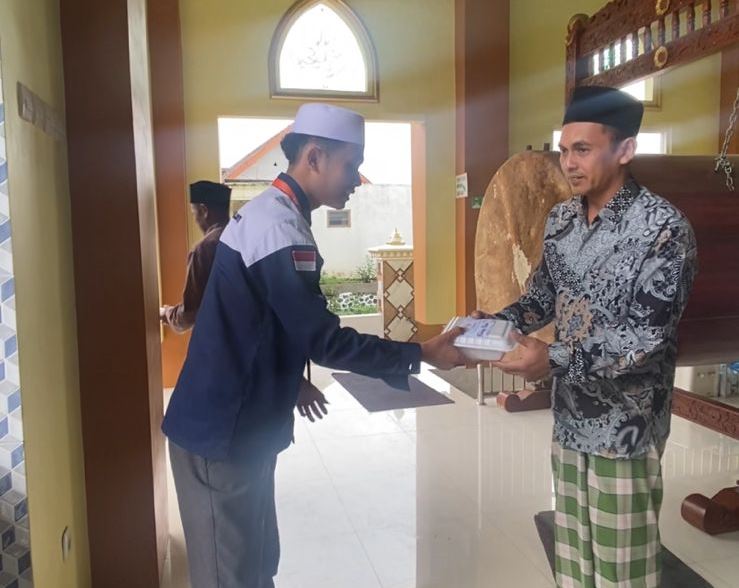 Sentuhan Kebaikan di Jumat Penuh Berkah, H. Puguh Wiji Pamungkas Berbagi Nasi Kotak di Masjid Pandanmulyo Tajinan 3