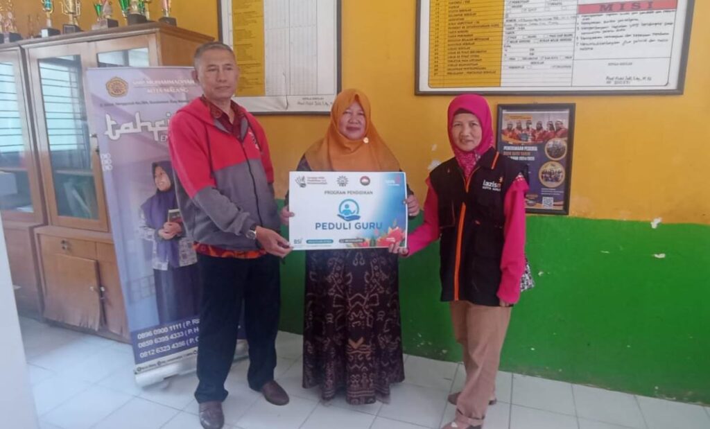 Tiga Guru SMPM 6 Terima Bantuan Lazismu Kota Malang 1
