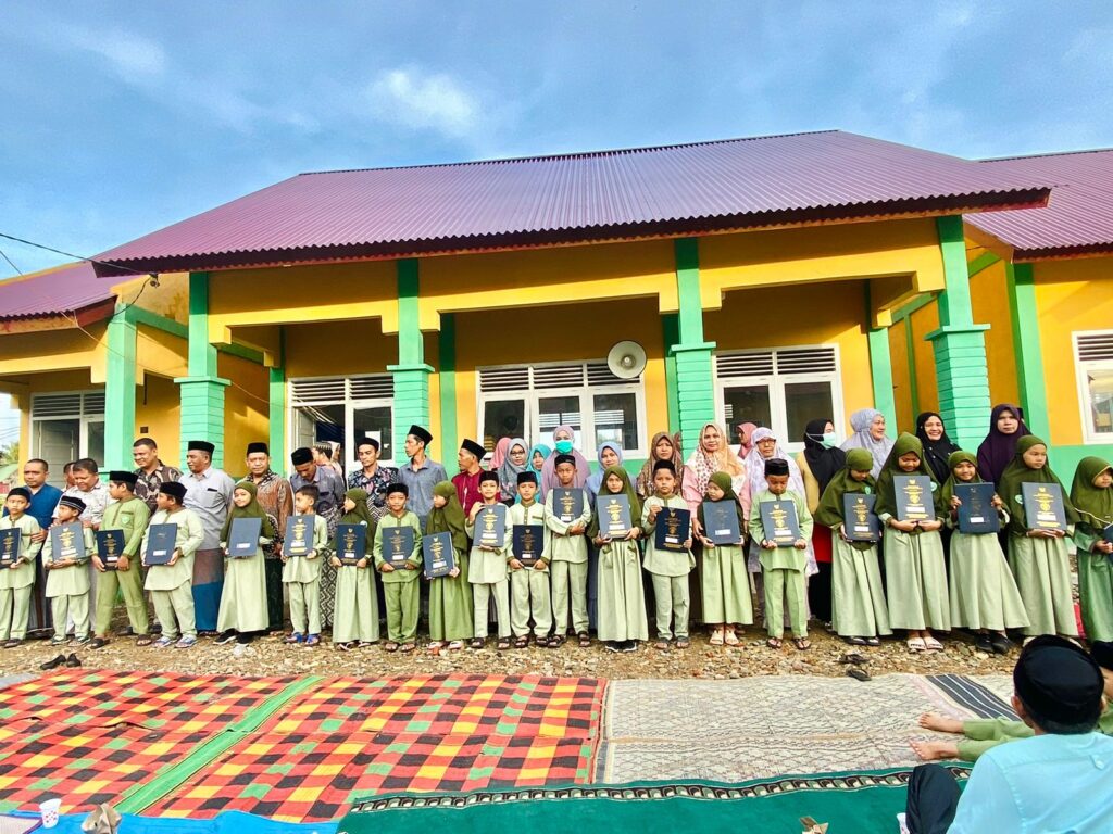 SDIT Muhammadiyah Manggeng Bagi Raport Usai Shalat Subuh Berjama’ah 1 SDIT Muhammadiyah Manggeng Bagi Raport Usai Shalat Subuh Berjama’ah 1