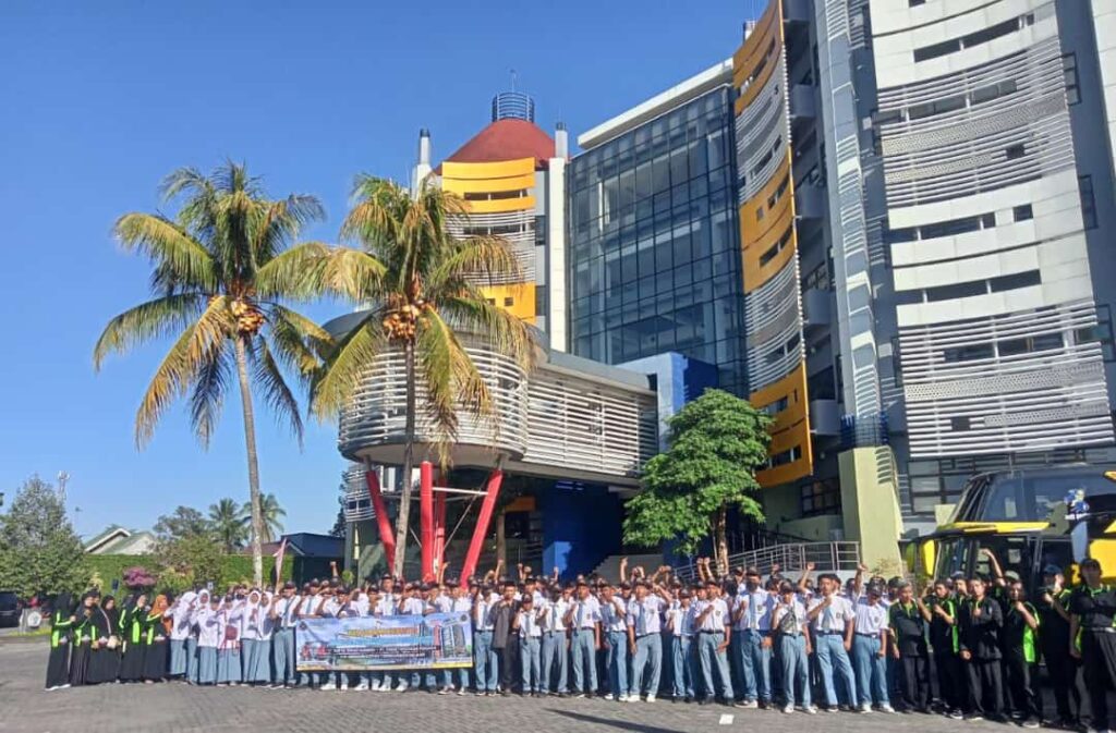 SMK Mutu Gondanglegi Jujukan Benchmarking SMK Muhammadiyah Purwodadi, Purworejo, Jateng 2 SMK Mutu Gondanglegi Jujukan Benchmarking SMK Muhammadiyah Purwodadi, Purworejo, Jateng 2