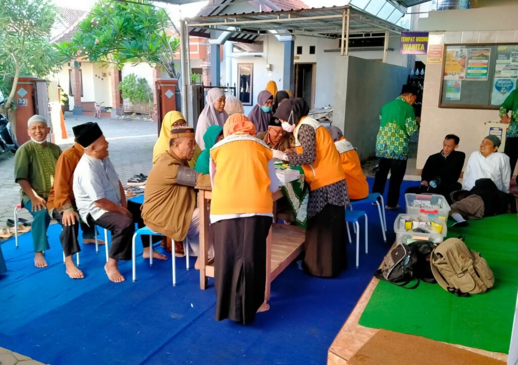 Jelang Akhir Tahun 2023, H. Puguh Wiji Pamungkas Gelar Layanan Kesehatan untuk 150 Warga Kebonsari Malang 1