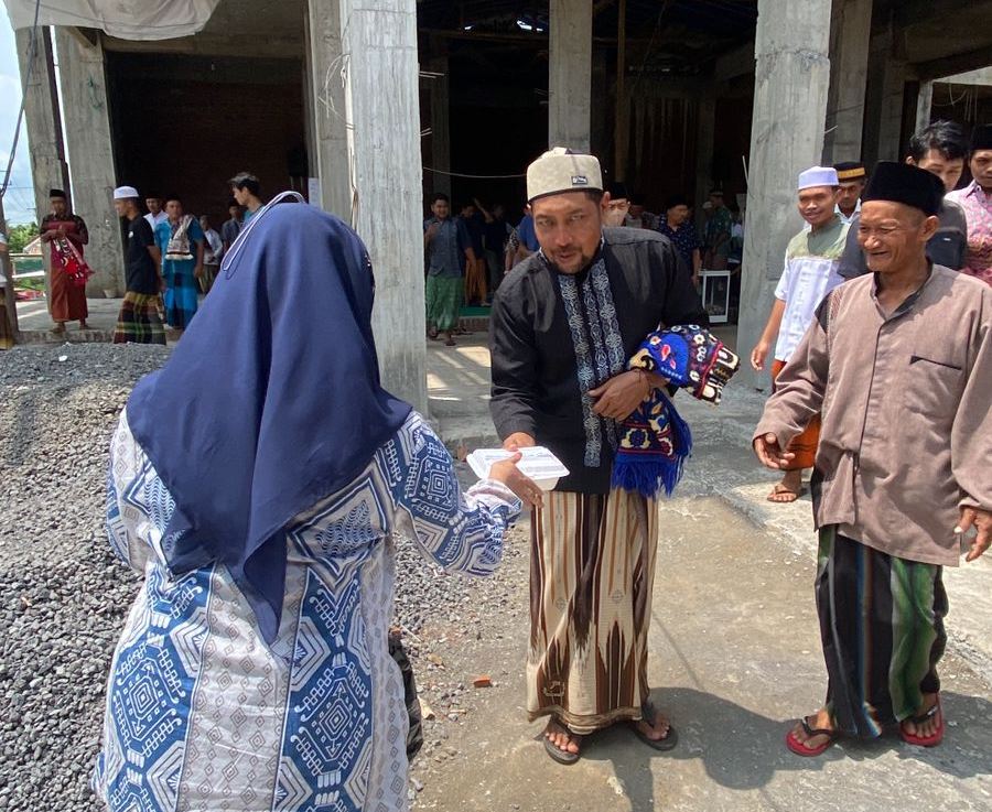 Pungkasan Akhir Tahun, H Puguh Wiji Pamungkas Rayakan dengan Berbagi Jumat Berkah di Dampit 3