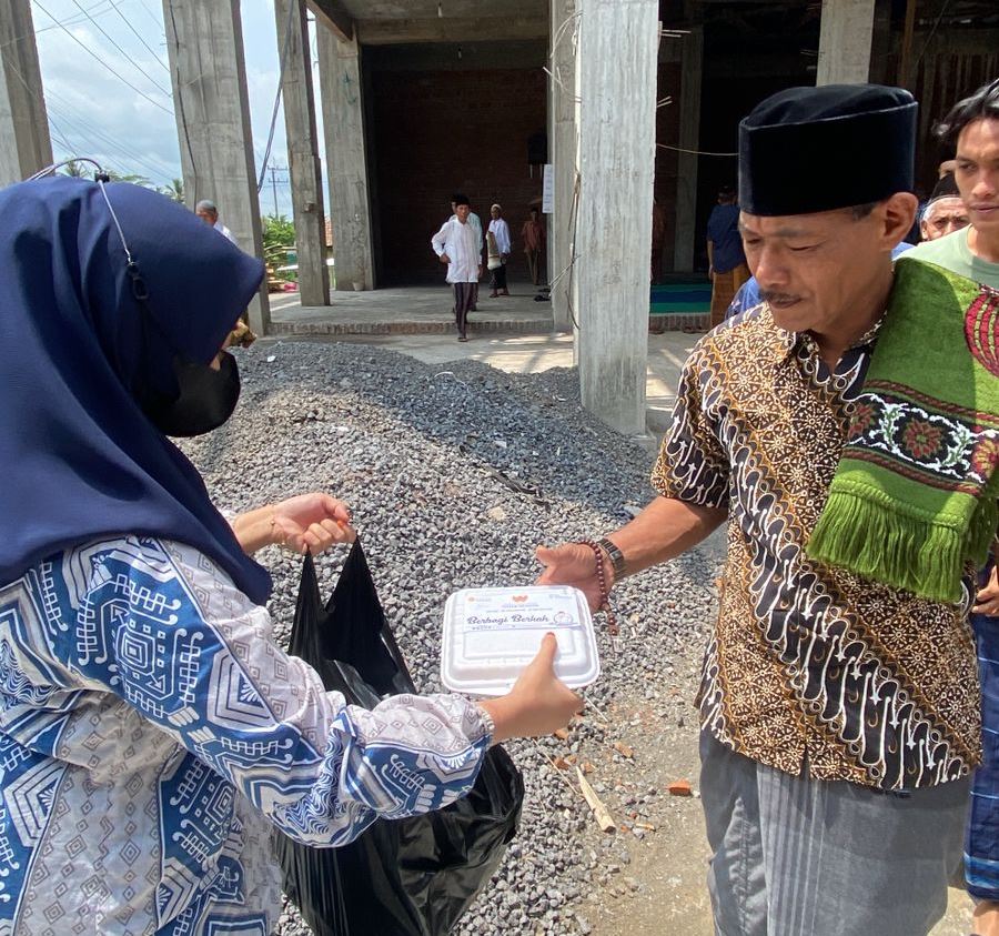 Pungkasan Akhir Tahun, H Puguh Wiji Pamungkas Rayakan dengan Berbagi Jumat Berkah di Dampit 1