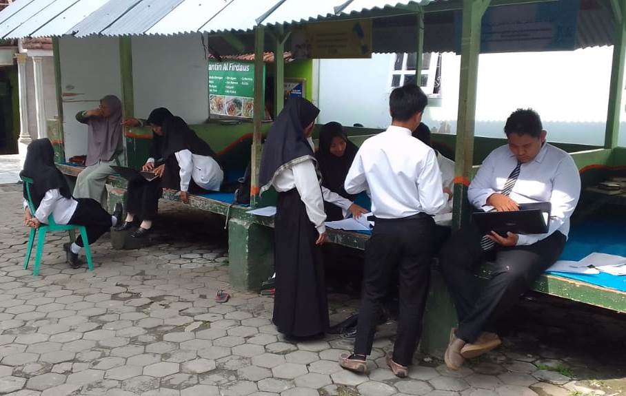 Siswa SMK Al Firdaus Ujian Presentasi Praktek Kerja Industri 1