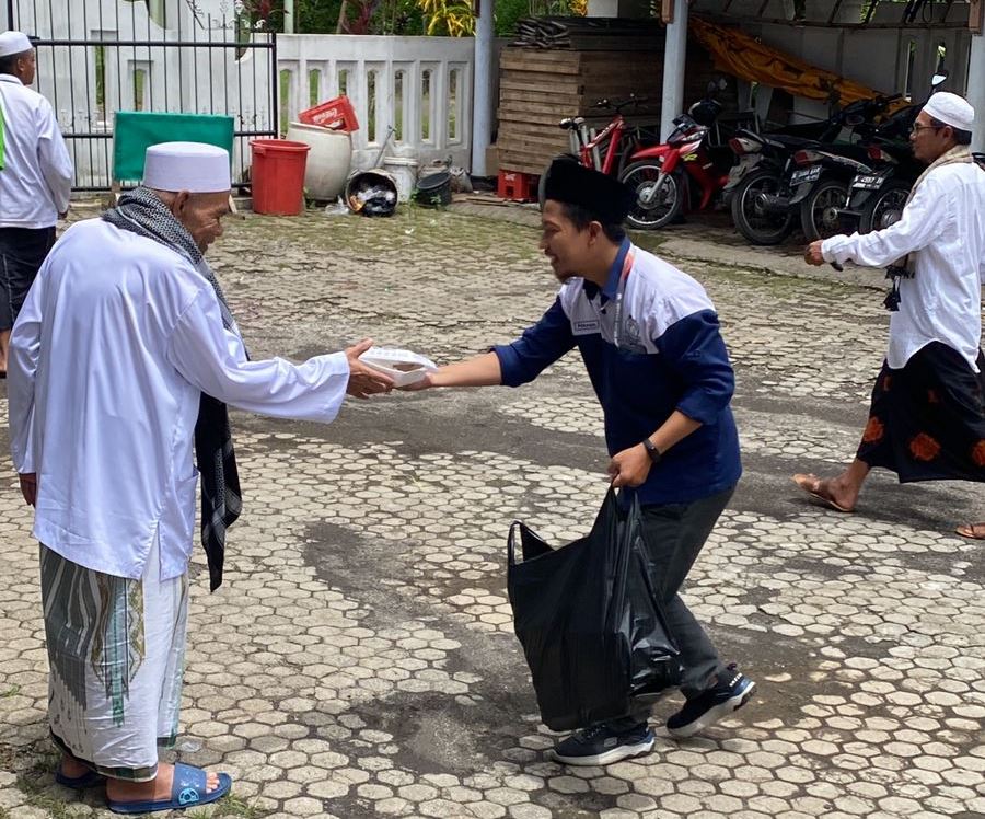 Bulan Kebaikan Rajab, H Puguh Wiji Pamungkas Bagi Nasi Jumat Berkah di Masjid Imamus Salam Pagelaran 1