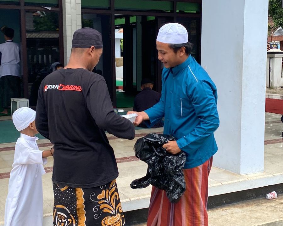 Bulan Kebaikan Rajab, H Puguh Wiji Pamungkas Bagi Nasi Jumat Berkah di Masjid Imamus Salam Pagelaran 2