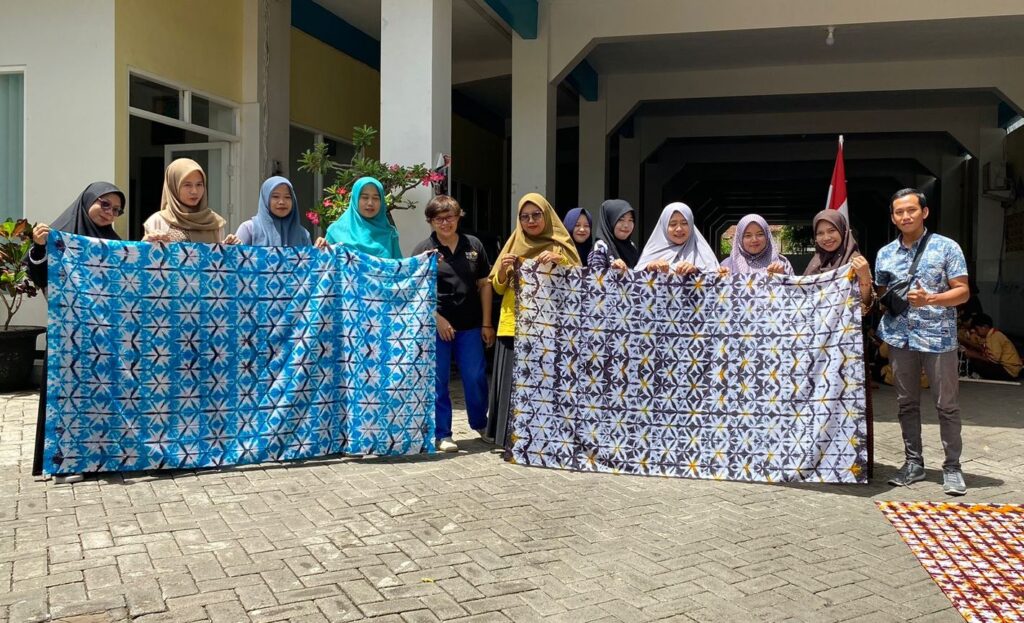 Eka Batik Latih Guru MD2 Elementary Sumberpucung Membatik Shibori 3 Eka Batik Latih Guru MD2 Elementary Sumberpucung Membatik Shibori 3