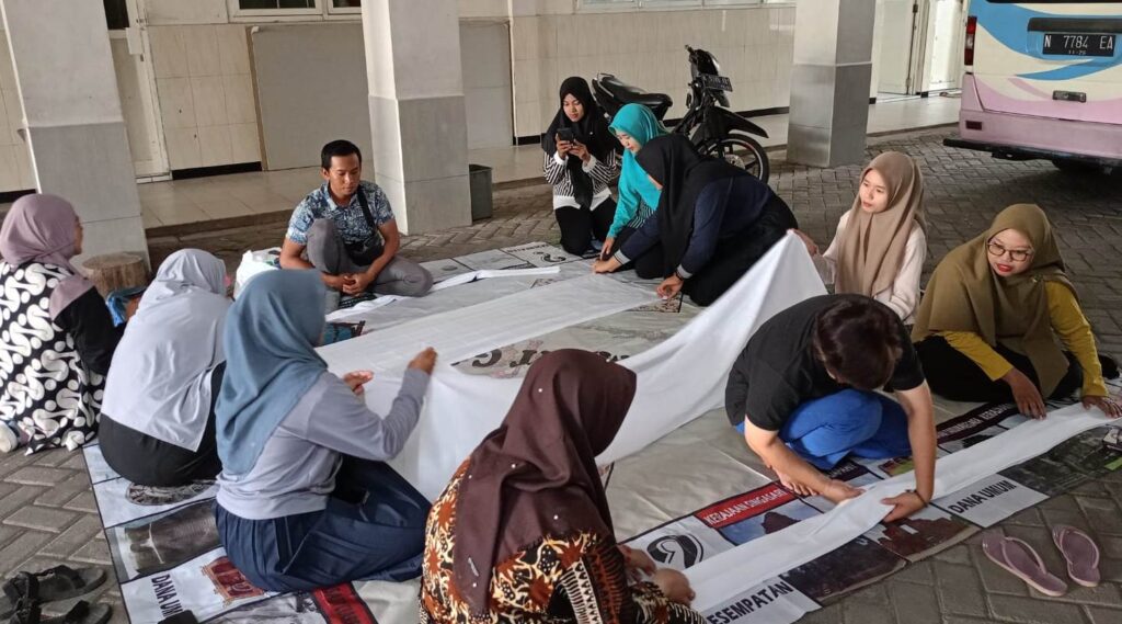 Eka Batik Latih Guru MD2 Elementary Sumberpucung Membatik Shibori 2 Eka Batik Latih Guru MD2 Elementary Sumberpucung Membatik Shibori 2