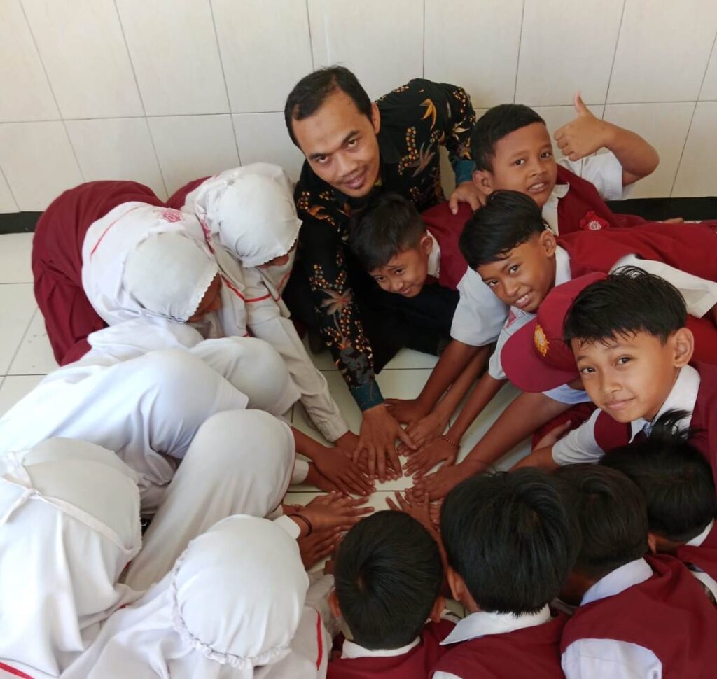 Sukses Literasi MD2 Elementary Sumberpucung, Terbitkan Buku Goresan Tangan Siswa 2 Sukses Literasi MD2 Elementary Sumberpucung, Terbitkan Buku Goresan Tangan Siswa 2