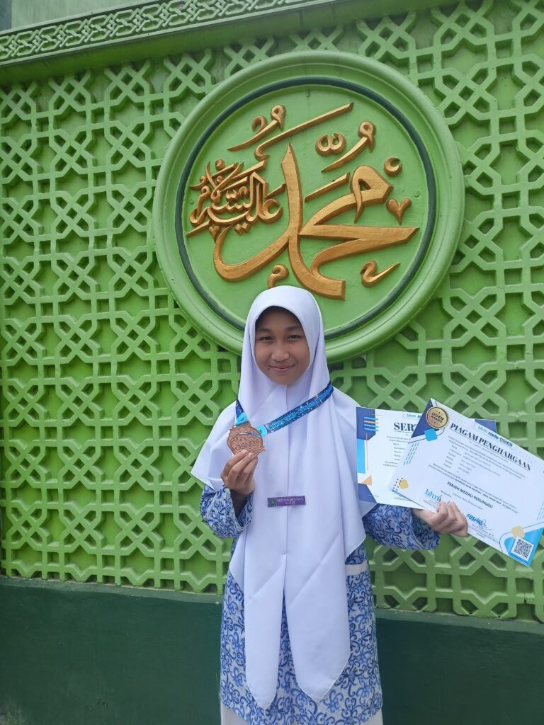 Nabila Sayyidah Santriwati PM Babussalam Al Firdaus Raih Dua Medali Olimpiade Sains Nasional 1