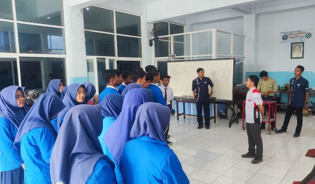 Showing SMK Mugas, Siswa SMPM 4 Singosari Sambut PPDB 1