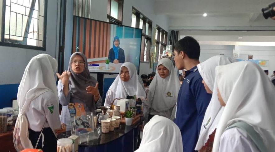 Produk Kopi SMK Mugas Tarik PPDB Pengunjung Expo di SMP Islam Al Akbar 1