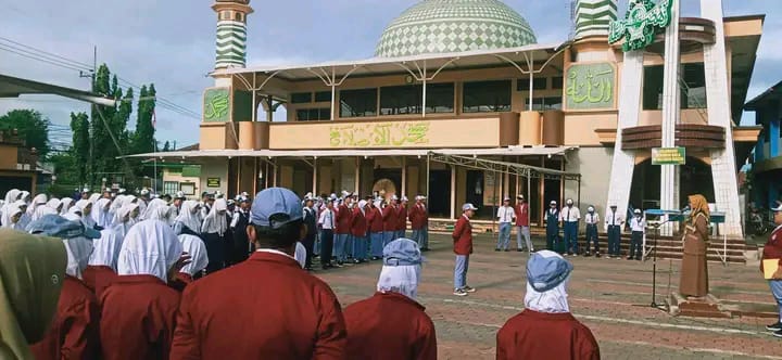 Smamuda Sumberpucung Beri Reward Dua Siswa Teladan   2