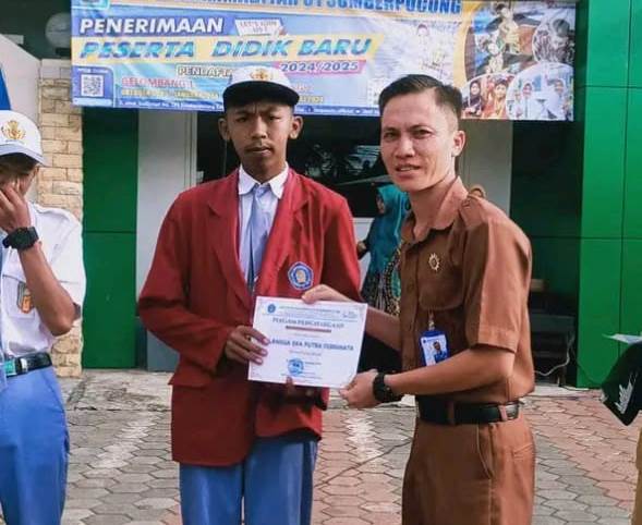 Smamuda Sumberpucung Beri Reward Dua Siswa Teladan   1