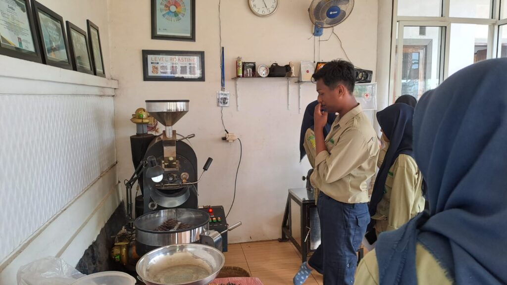 Siswa SMK Mugas Studi KWU di Kopi Katinden Lawang 2