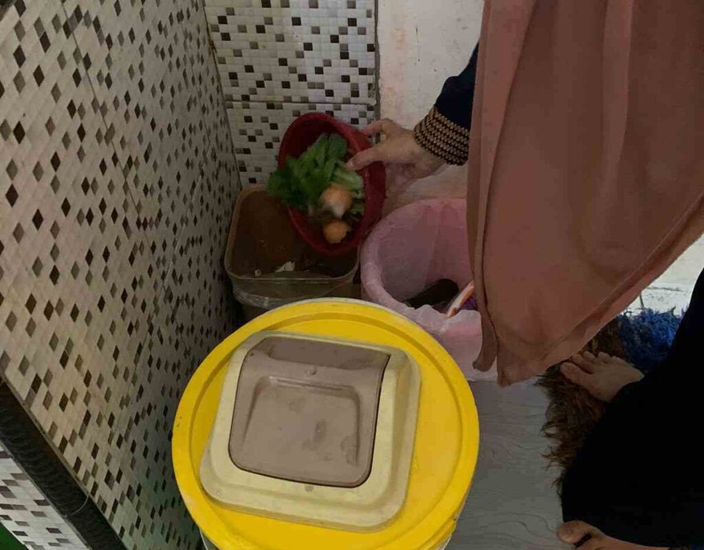 PMM 37 UMM Ubah Sampah Plastik Jadi Ecobrik-Sampah Organik Jadi Pupuk 4 PMM 37 UMM Ubah Sampah Plastik Jadi Ecobrik-Sampah Organik Jadi Pupuk 4