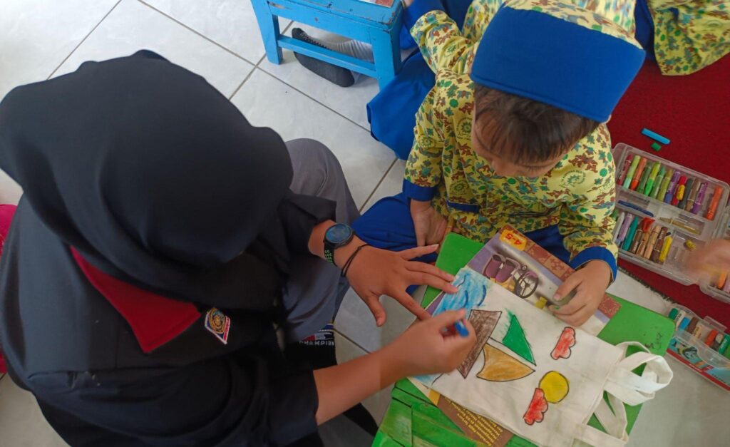 PMM 4 UMM Latih Motorik Halus Siswa TK ABA 8 Sukun, Mewarnai Tas Kanvas 1 PMM 4 UMM Latih Motorik Halus Siswa TK ABA 8 Sukun, Mewarnai Tas Kanvas 1
