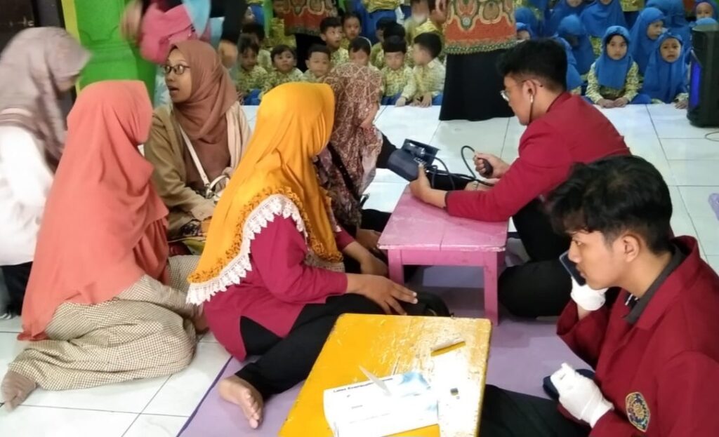 PMM 91 UMM Proker PHBS di TK ABA 10 Kota Malang, Cek Kesehatan-Olah Limbah Plastik   2