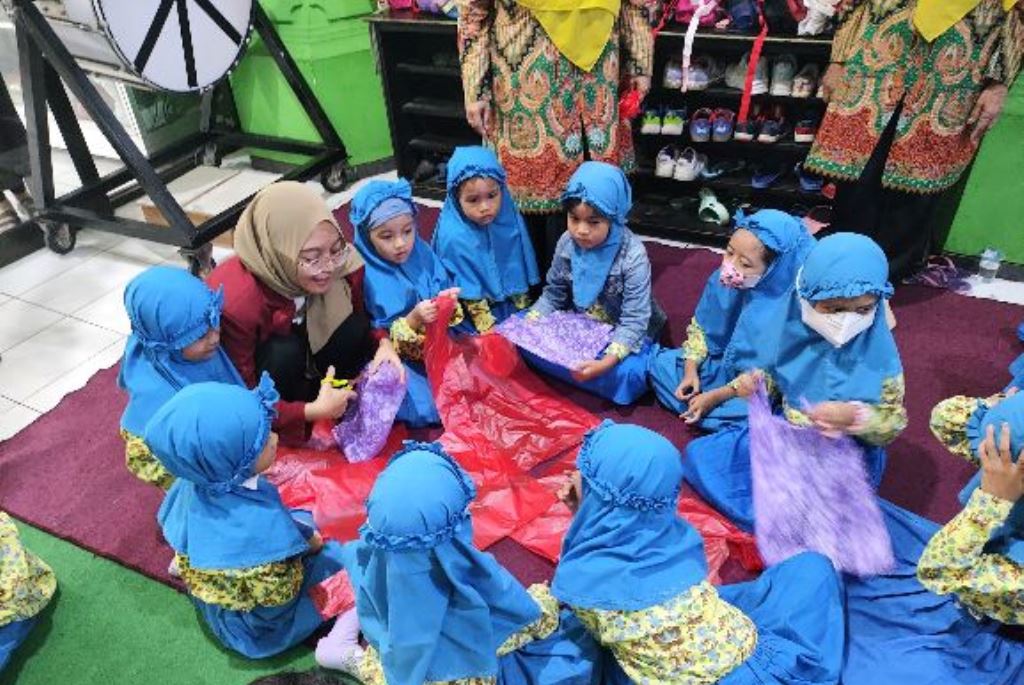 PMM 91 UMM Proker PHBS di TK ABA 10 Kota Malang, Cek Kesehatan-Olah Limbah Plastik   1