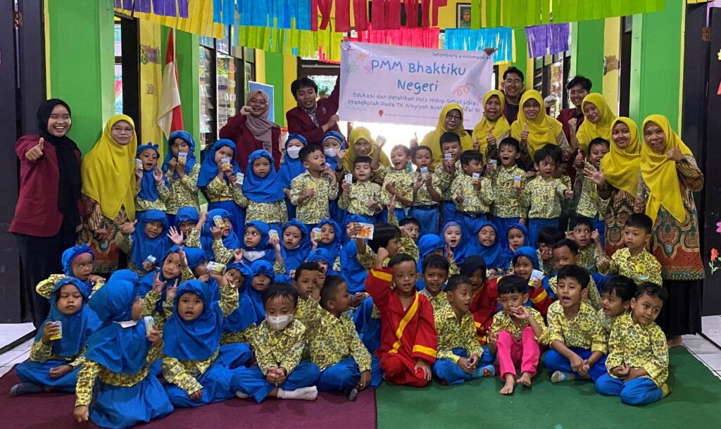 PMM 91 UMM Proker PHBS di TK ABA 10 Kota Malang, Cek Kesehatan-Olah Limbah Plastik   3