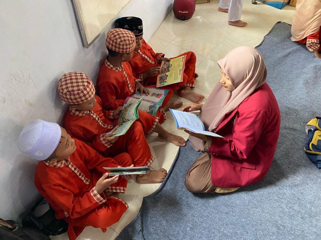 Pojok Literasi PMM 103 dI TPQ Nurul Qodiriyah Mergosono Kota Malang 3 Pojok Literasi PMM 103 dI TPQ Nurul Qodiriyah Mergosono Kota Malang 3