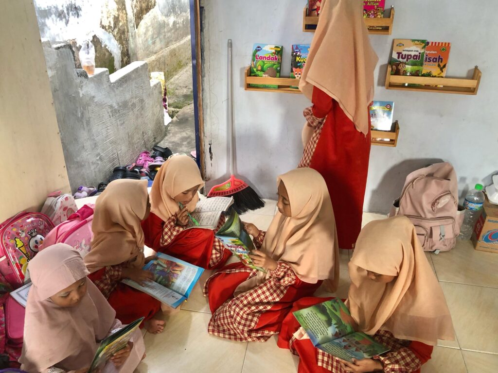Pojok Literasi PMM 103 dI TPQ Nurul Qodiriyah Mergosono Kota Malang 2 Pojok Literasi PMM 103 dI TPQ Nurul Qodiriyah Mergosono Kota Malang 2