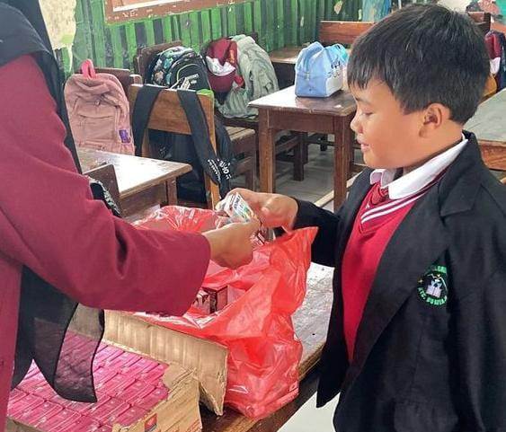 Cegah Stunting, PMM 36 UMM Beri Susu Gratis Siswa SDN  Tulungrejo 03 Batu 2