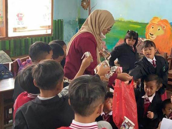 Cegah Stunting, PMM 36 UMM Beri Susu Gratis Siswa SDN  Tulungrejo 03 Batu 3