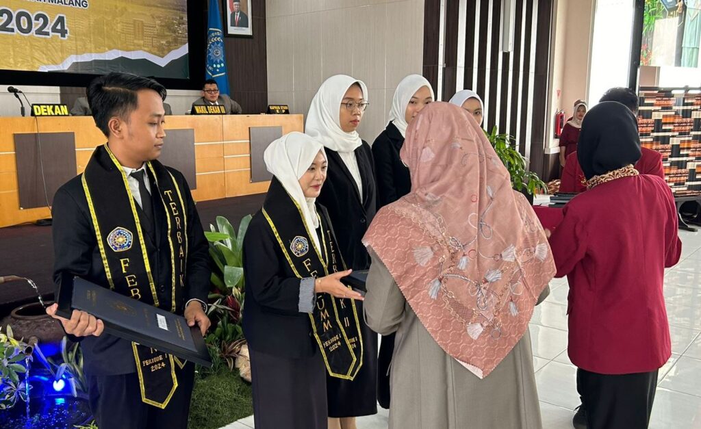 Cahaya Lulus Cepat-Skripsi Akurat, Raih Terbaik FEB UMM-Prodi Ekonomi Pembangunan 2 Cahaya Lulus Cepat-Skripsi Akurat, Raih Terbaik FEB UMM-Prodi Ekonomi Pembangunan 2