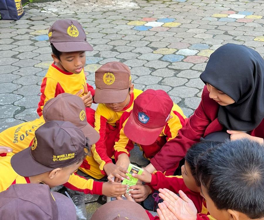 PMM 87 UMM Cegah Stunting-Bagi Susu Pada Siswa SDN 01 Ngijo 2