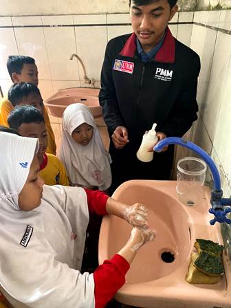 PMM 81 UMM Sosialisasi-Edukasi PHBS di SDN 1 Tritunggal, Lamongan 3 PMM 81 UMM Sosialisasi-Edukasi PHBS di SDN 1 Tritunggal, Lamongan 3