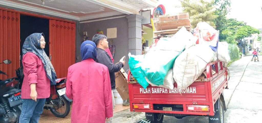 Wujudkan Dusun Gerdu Tulungrejo Bersih-Sehat, PMM 87 Manfaatkan Bank Sampah 1
