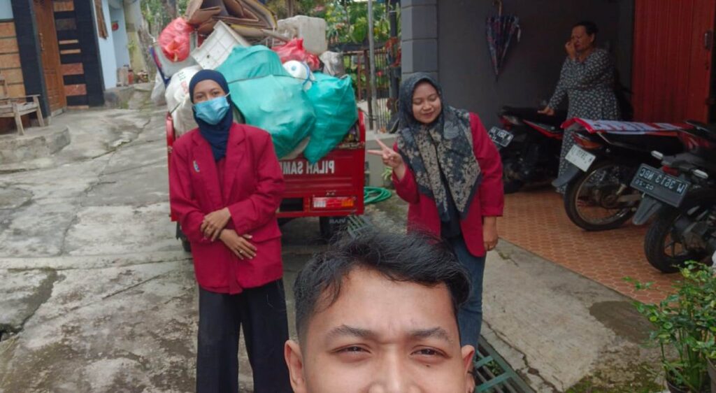Wujudkan Dusun Gerdu Tulungrejo Bersih-Sehat, PMM 87 Manfaatkan Bank Sampah 2