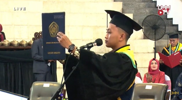 Imam Mahdi Wisudawan Prodi Ekonomi Pembangunan Lulusan Terbaik Se UMM 2