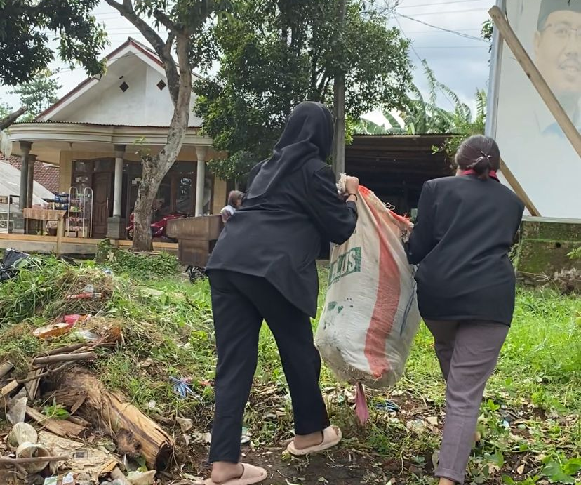 PMM 105 UMM Proker Bank Sampah Bersama Warga Ampelsari, Pasrepan, Kabupaten Pasuruan 2