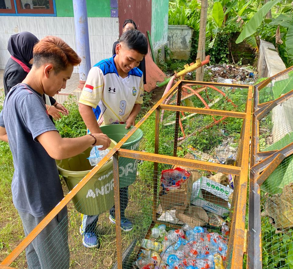 PMM 105 UMM Proker Bank Sampah Bersama Warga Ampelsari, Pasrepan, Kabupaten Pasuruan 3