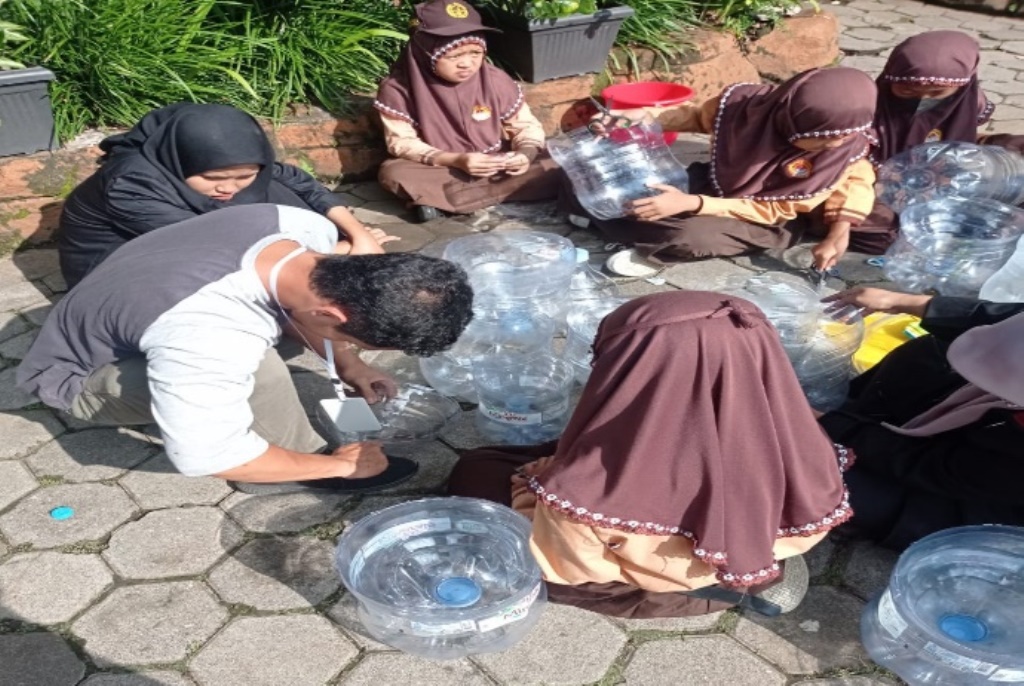 PMM 24 UMM Latih Siswa SDN Merjosari 3 Bertanam Sistem Hidroponik 4