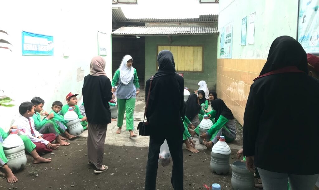 PMM 55 UMM Ubah Galon Bekas Jadi Tempat Sampah di SDN 1 Plosorejo, Kabupaten Blitar 2
