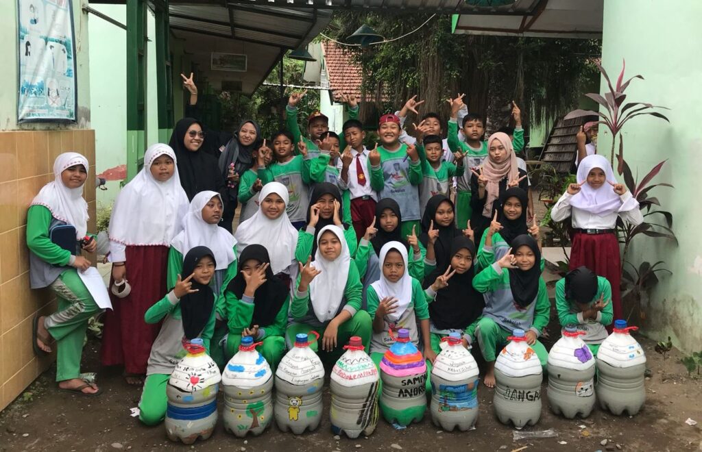 PMM 55 UMM Ubah Galon Bekas Jadi Tempat Sampah di SDN 1 Plosorejo, Kabupaten Blitar 1