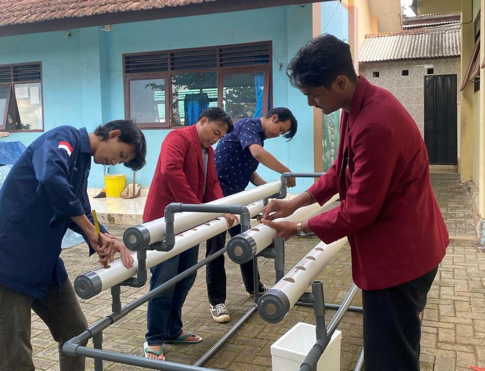 PMM 60 UMM, Edukasi Greenschool-Pembuatan Greenhouse Akuaponik di SD Negeri 02 Tlekung 3 PMM 60 UMM, Edukasi Greenschool-Pembuatan Greenhouse Akuaponik di SD Negeri 02 Tlekung 3