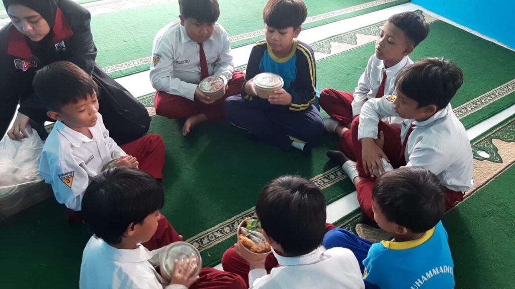 PMM 69 UMM Latih Siswa SDM 6 Malang Membuat Puding Susu 1