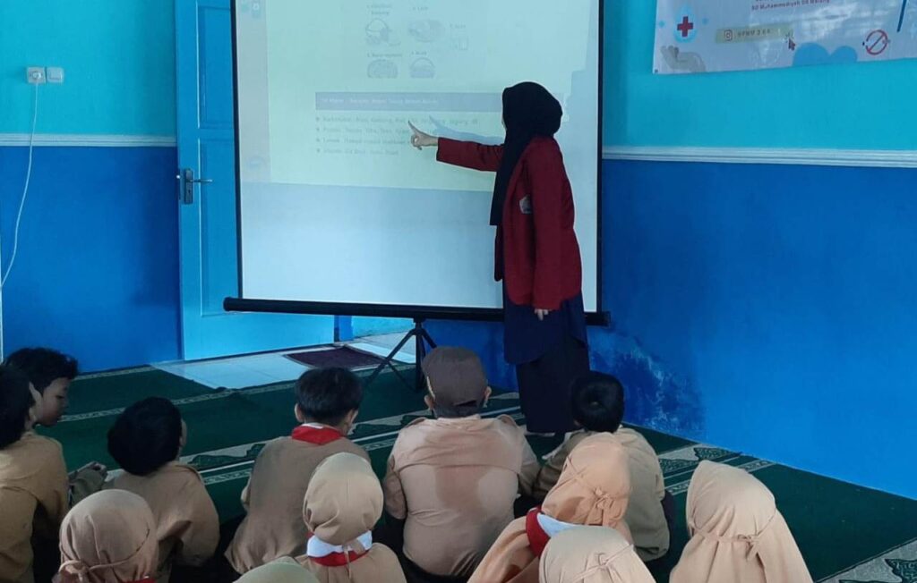 PMM 69 UMM Latih Siswa SDM 6 Malang Membuat Puding Susu 2