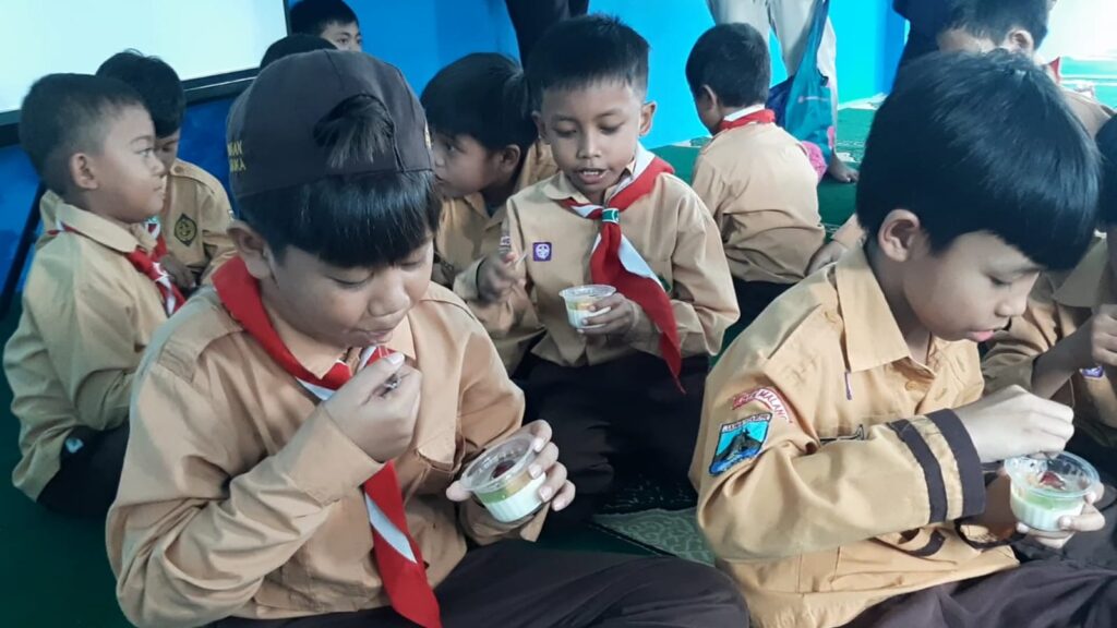 PMM 69 UMM Latih Siswa SDM 6 Malang Membuat Puding Susu 3