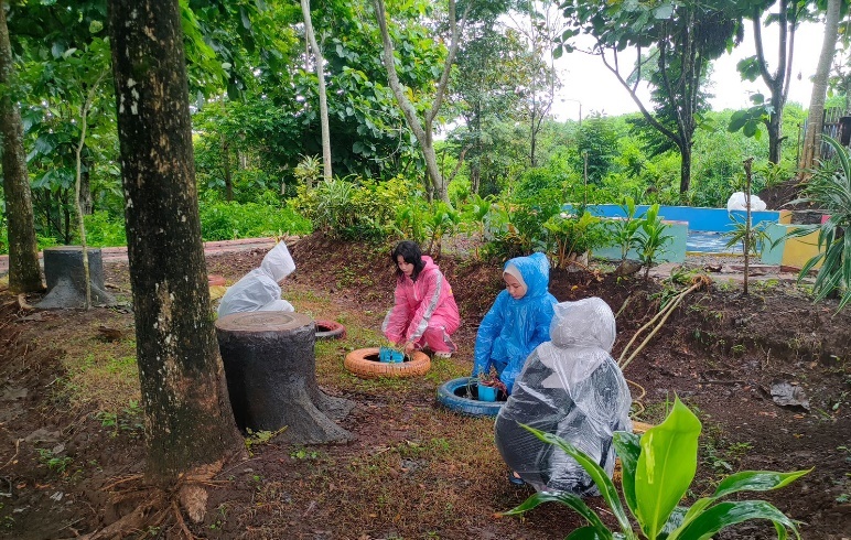 PMM 22 UMM Wujudkan Desa Tlekung Bersih-Sehat, Indah dan Ramah 4 PMM 22 UMM Wujudkan Desa Tlekung Bersih-Sehat, Indah dan Ramah 4