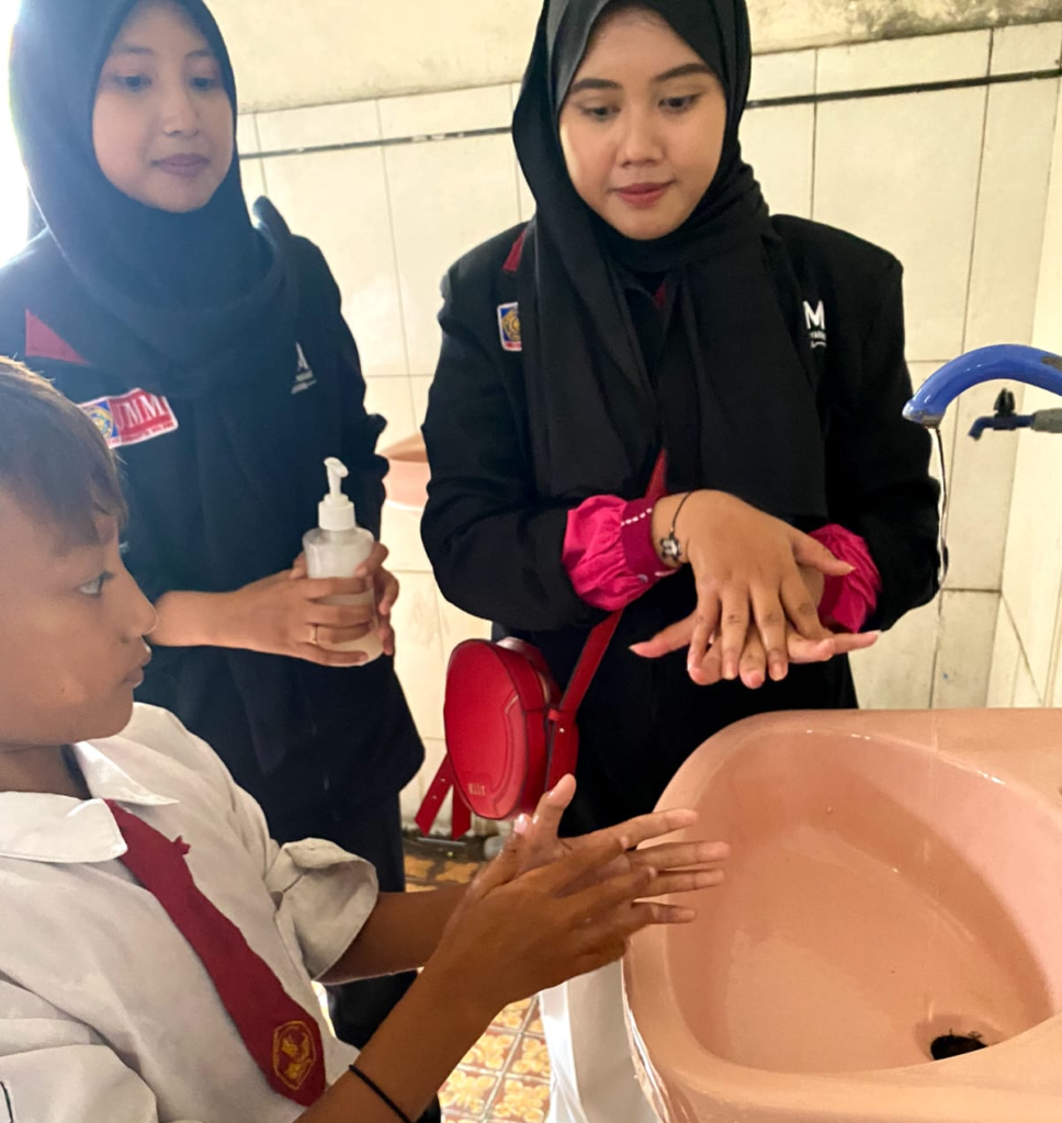 PMM 81 UMM Sosialisasi-Edukasi PHBS di SDN 1 Tritunggal, Lamongan 2 PMM 81 UMM Sosialisasi-Edukasi PHBS di SDN 1 Tritunggal, Lamongan 2