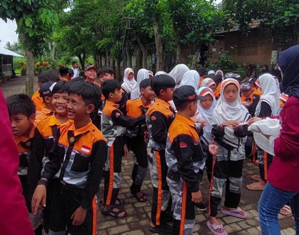 Kunjungan PMM 25 UMM ke UMKM Sekolah Alam Bilingual Al-Ikhlas Sengguruh Kepanjen 5 Kunjungan PMM 25 UMM ke UMKM Sekolah Alam Bilingual Al-Ikhlas Sengguruh Kepanjen 5