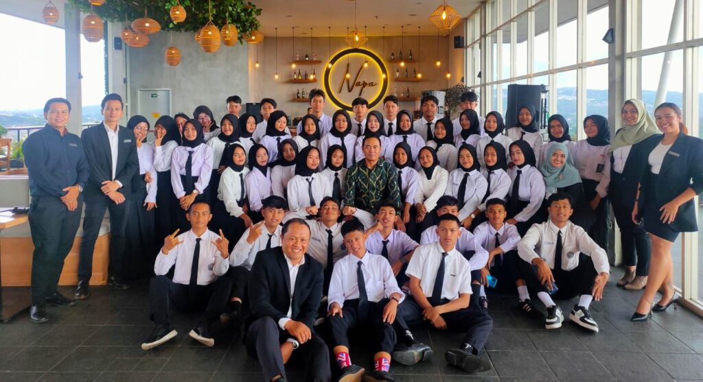 Siswa Perhotelan SMK Mugas Praktek Table Manner-Hotel Tour 2