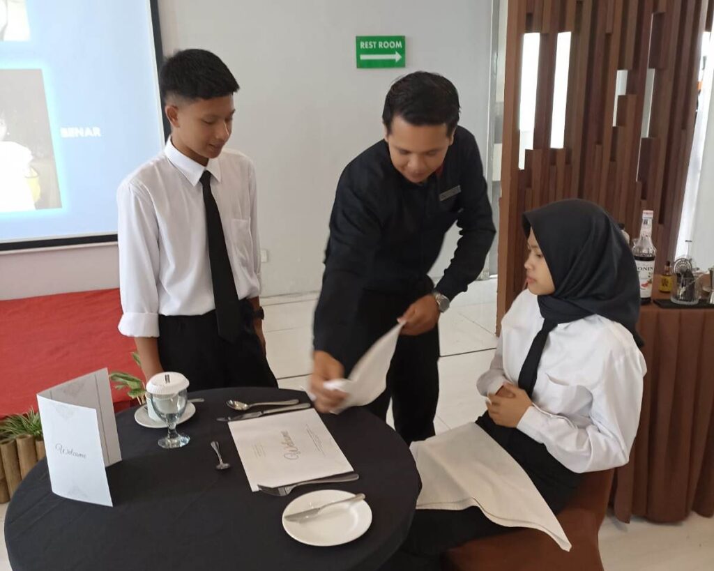 Siswa Perhotelan SMK Mugas Praktek Table Manner-Hotel Tour 1